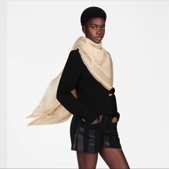 Auth. Vuitton Châle Monogram Beige & Gold Shawl in Metallic Lurex Silk Jacquard - Picture 3 of 9